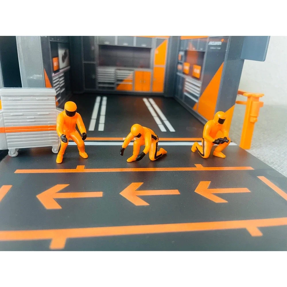McLaren F1 Team Pit Garage Diorama Lando Norris LN4 Oscar Piastri OP81 Set